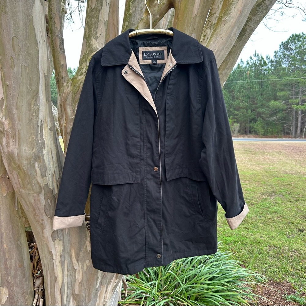 London Fog Limited Edition raincoat features a black body with a tan collar Y2K
